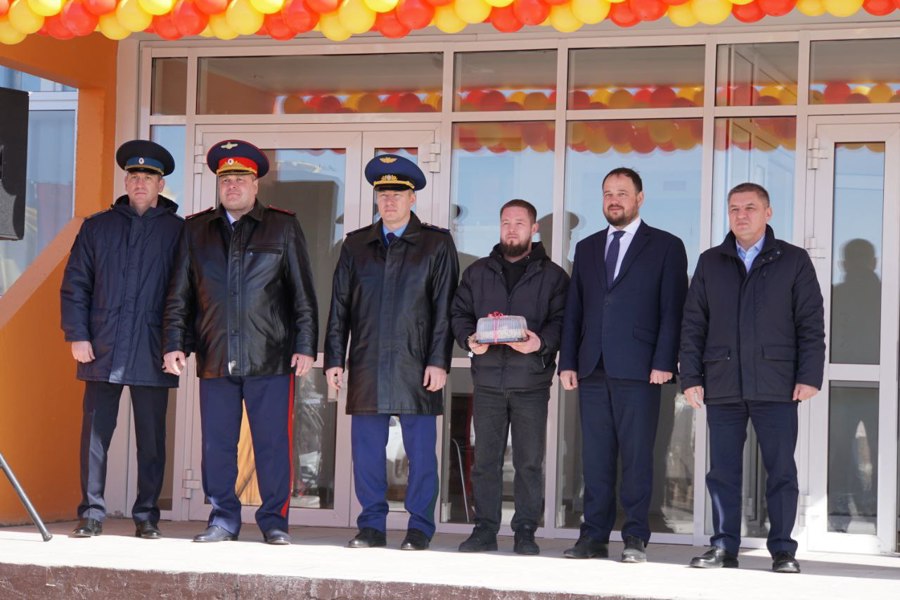 В Чебоксарах состоялось торжественное вручение ключей от новых квартир детям - сиротам