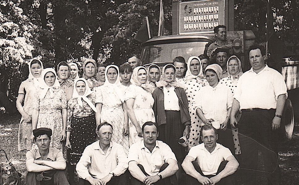 Праздник песни и труда: групповой портрет коллектива конезавода на фоне эпохи  (к 100-летию конезавода).