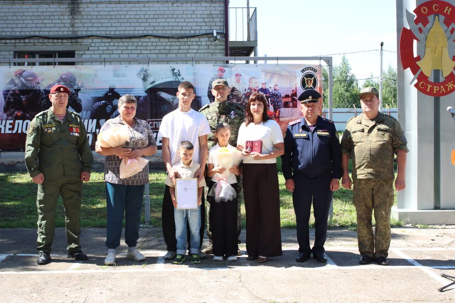 Имя героя навечно в строю