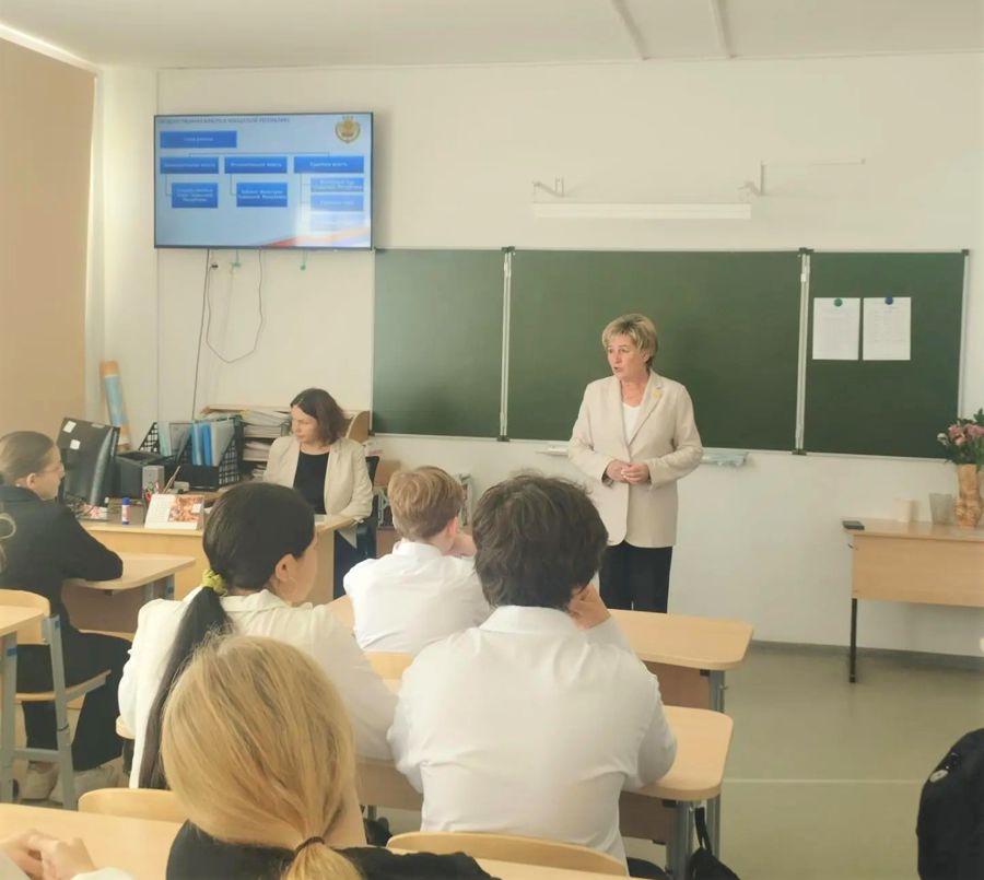 Депутаты Госсовета Чувашии проводят уроки «Разговор о важном» со старшеклассниками