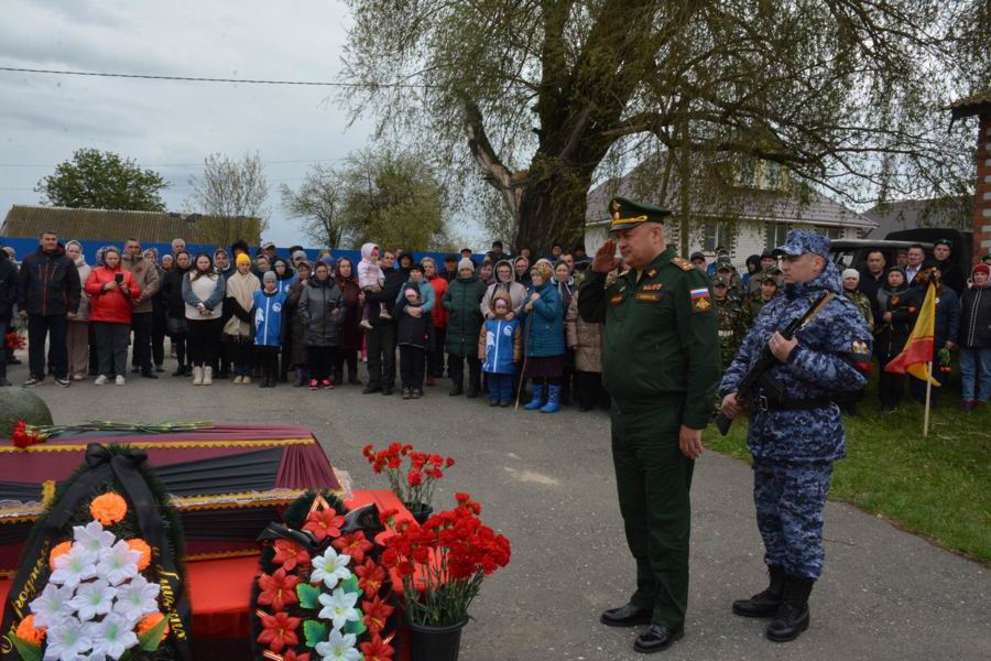 В деревне Эпшики торжественно перезахоронили солдата времен Великой Отечественной войны Михаила Игнатьева