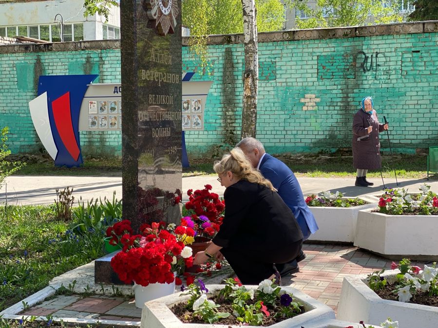 Вечная слава героям, подарившим нам мир!