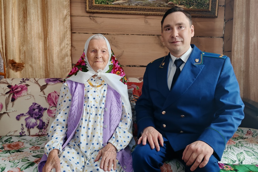 Прокурор Батыревского района поздравили ветеранов  Великой Отечественной войны