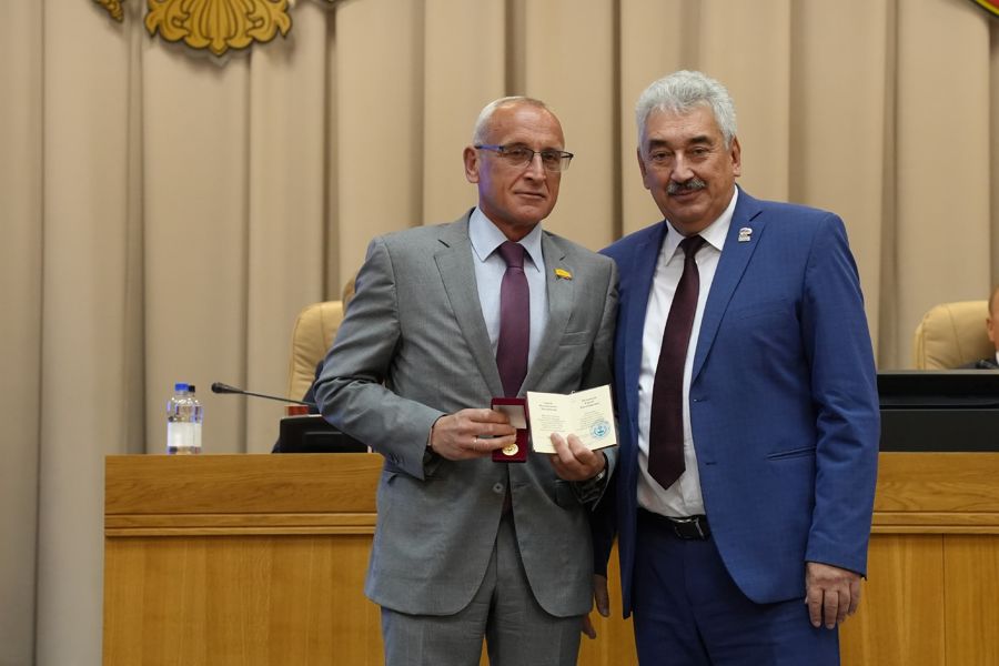 Леонид Черкесов вручил почетные знаки Государственного Совета Чувашской Республики «За вклад в развитие парламентаризма в Чувашской Республике»