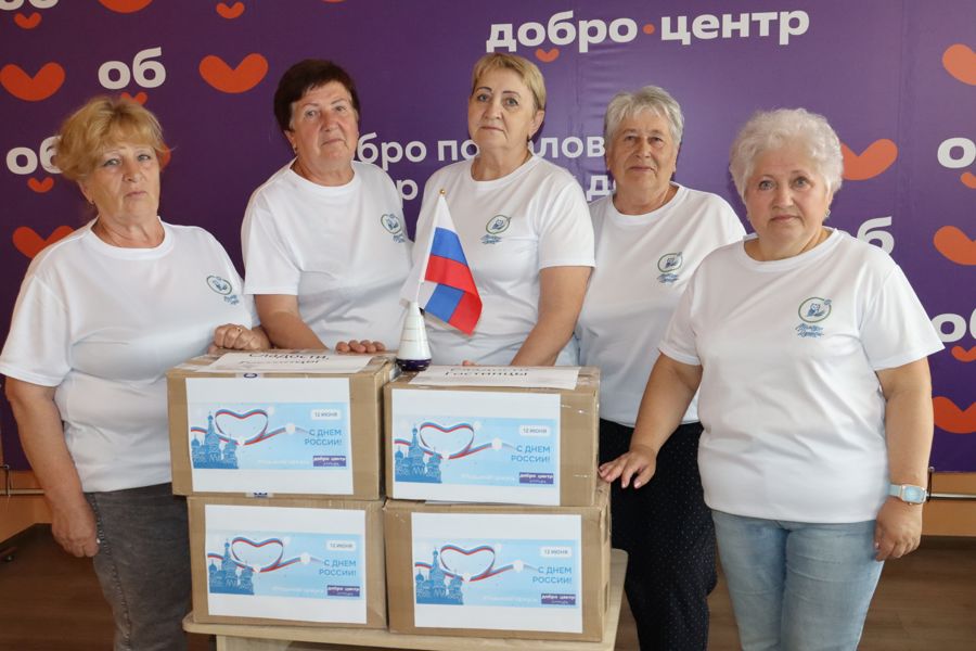 «Серебряные» волонтеры поздравляют бойцов с Днем России