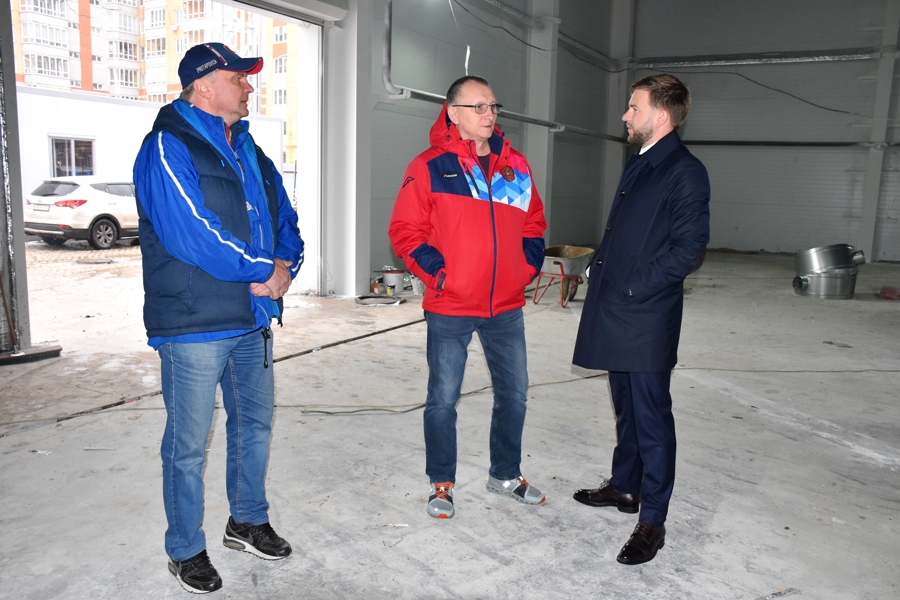 Министр спорта Чувашии Василий Петров ознакомился с ходом строительства крытого катка в микрорайоне «Новый город»