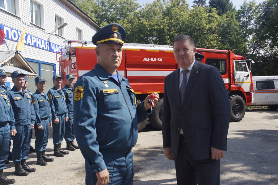 Вручение ключей от новой пожарной автоцистерны