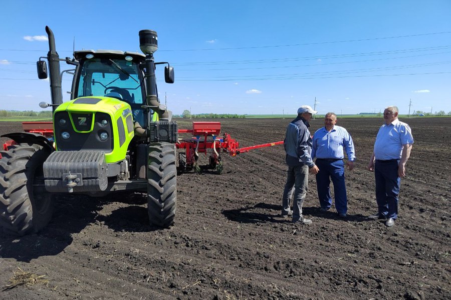 Глава Комсомольского округа Николай Раськин ознакомился с ходом весенне-полевых работ