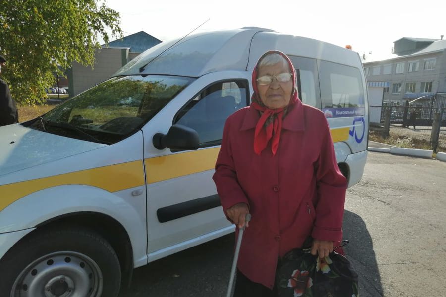Мобильная бригада активно доставляет граждан пожилого возраста до медучреждения