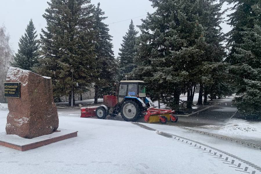 В Чебоксарах продолжается уборка снега в парках, скверах и площадях