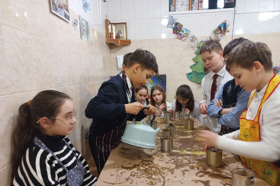 В Чебоксарах прошёл мастер-класс для школьников по изготовлению окопных свечей