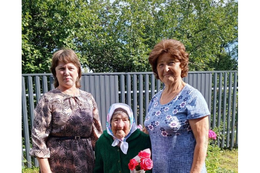 90-летняя Марфа Михайлова из д. Юрмекейкино  приняла поздравление Президента России