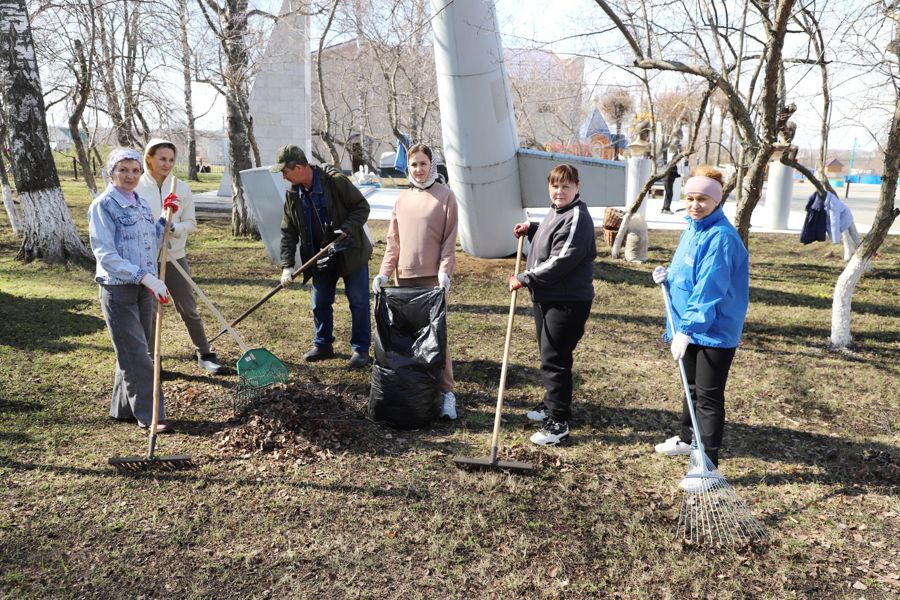 Чистая страна: жители Яльчикского округа вышли на весенние субботники