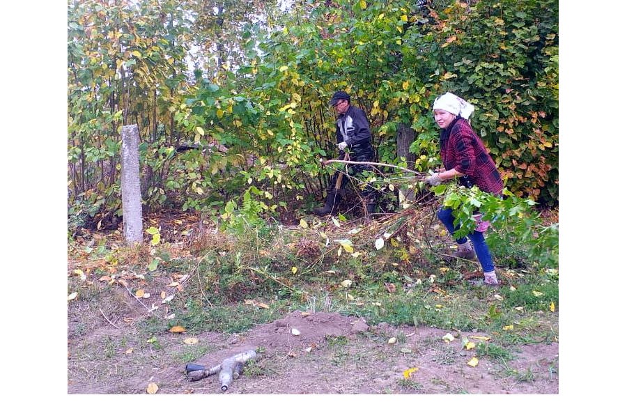Молгачкасинские дети вместе со взрослыми сегодня навели порядок вокруг водонапорных башен
