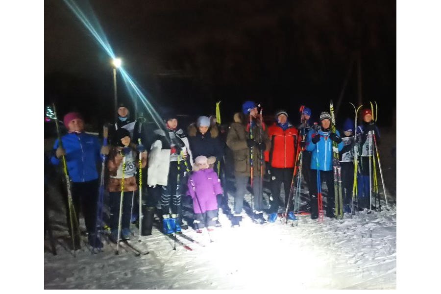 27 декабря на лыжной трассе с. Красноармейское прошли соревнования по лыжным гонкам «Вечерняя новогодняя гонка-2023»