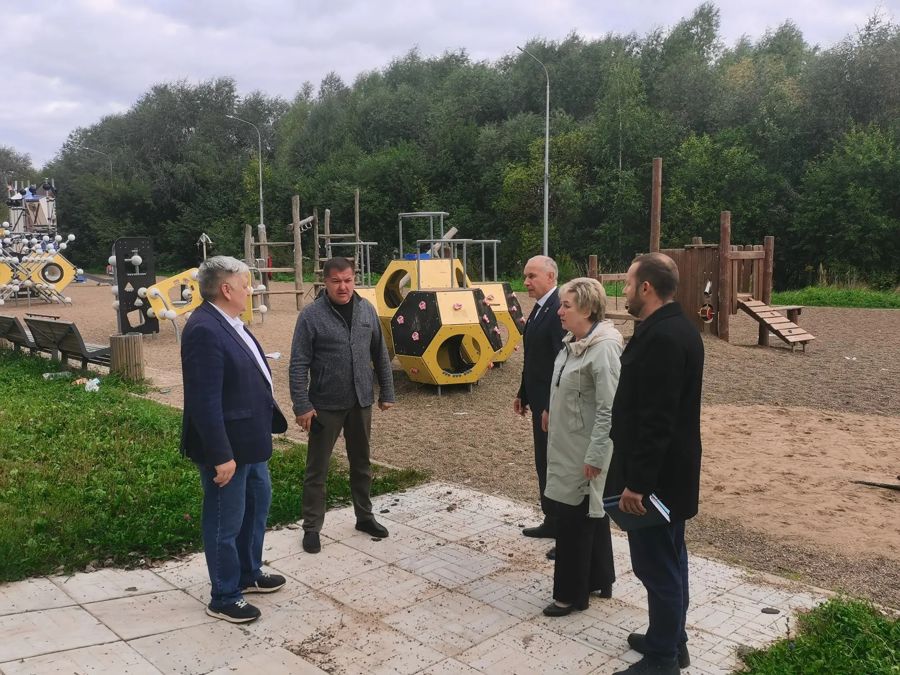 Проверка детских площадок у Соборной площади: выявлены нарушения и намечены работы