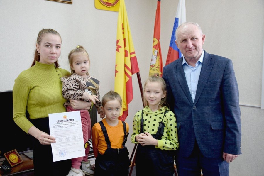 Многодетные родители получили сертификаты на жилье