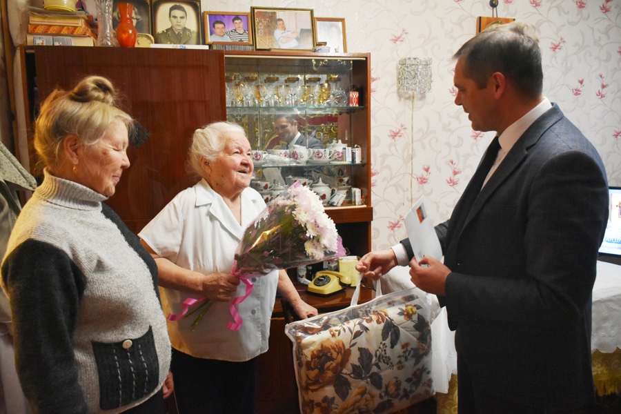 Алексей Людков поздравил ветерана труда Елизавету Егоровну Степкину с 95-летием