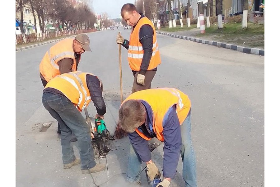 На дорогах города Шумерля приступили к ямочному ремонту