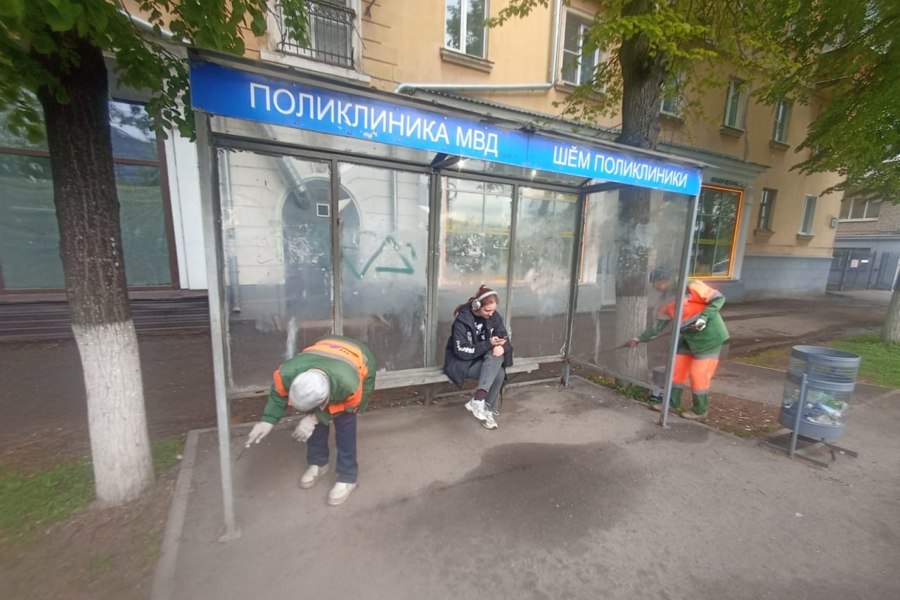 В Чебоксарах продолжается покраска остановочных павильонов