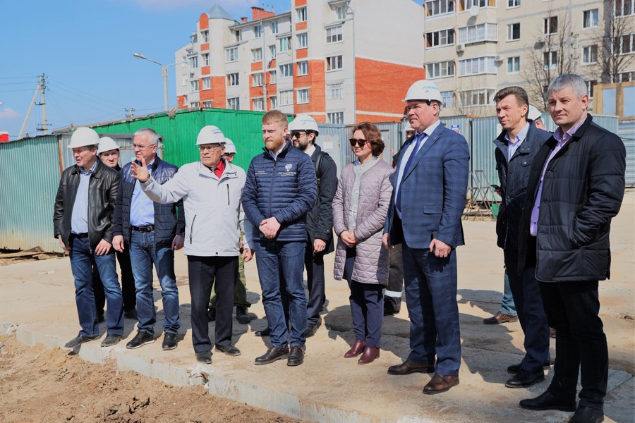 Представители ООО «ПроШкола» и ФАУ «РосКапСтрой» проинспектировали ход строительства школы на 825 мест в п. Кугеси