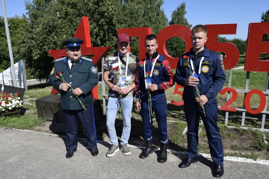 В Чувашии участники окружного патриотического форума возложили цветы у вечного огня