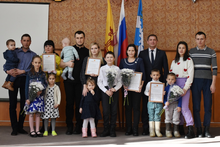 Алексей Людков вручил 4 молодым семьям округа свидетельства на получение социальной выплаты для улучшения жилищных условий