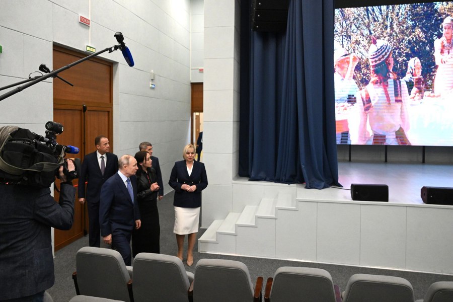 Владимир Путин посетил в Цивильске первый в Чувашии Центр культурного развития