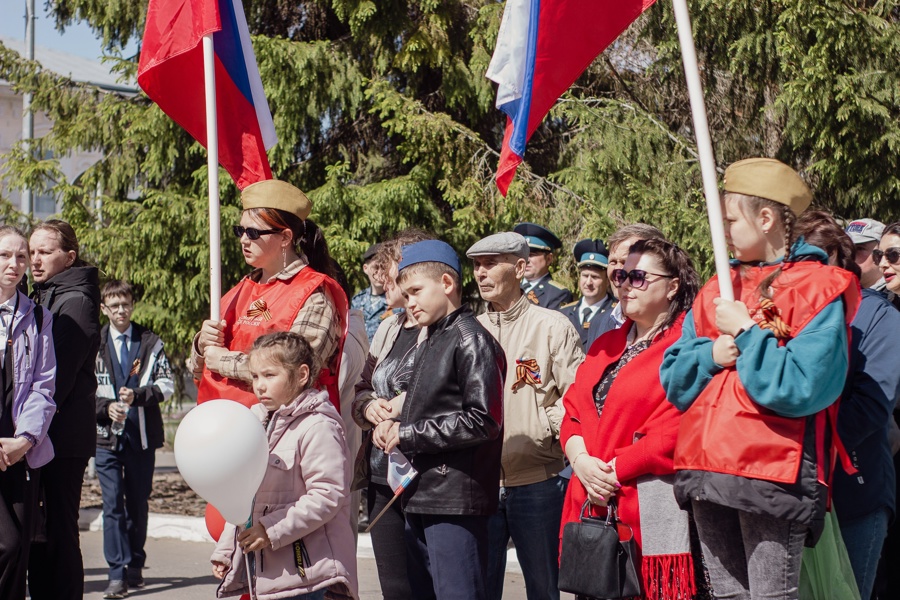 Глава Ядринского муниципального округа Станислав Трофимов и председатель Собрания депутатов Ядринского муниципального округа Александр Матвеев поздравляют с Днём Победы