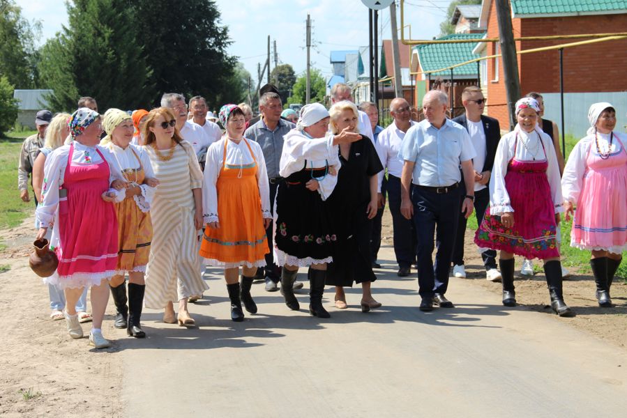 С песнями и танцами: в селе Красные Четаи открыли обновлённую дорогу