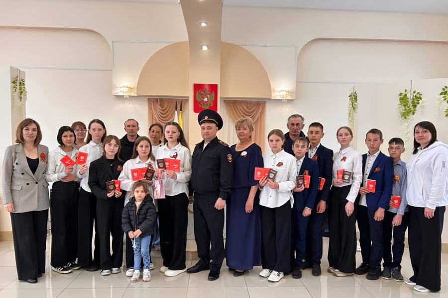 В канун праздника Весны и Труда состоялось торжественное вручение паспортов «Я - гражданин России»
