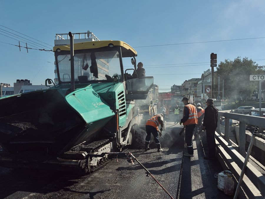 На Московском мосту приступили к укладке финишного слоя асфальтобетона