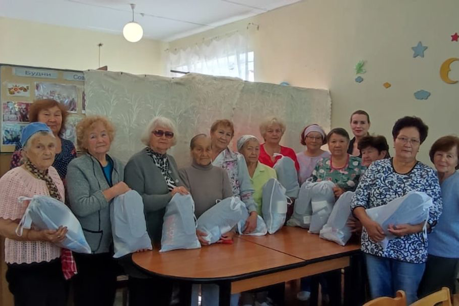 Серебряные волонтеры из Ядрина собирают «рюкзаки помощи» для раненых бойцов СВО
