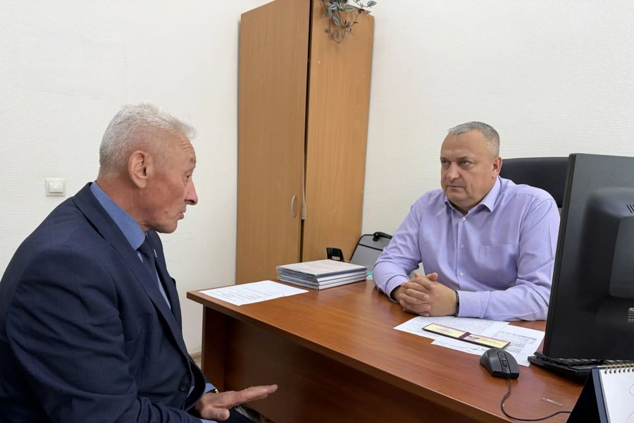 Уполномоченный по правам человека в Чувашской Республике Сергей Самостюк провел рабочую встречу со своим общественным помощником Геннадием Деомидовым