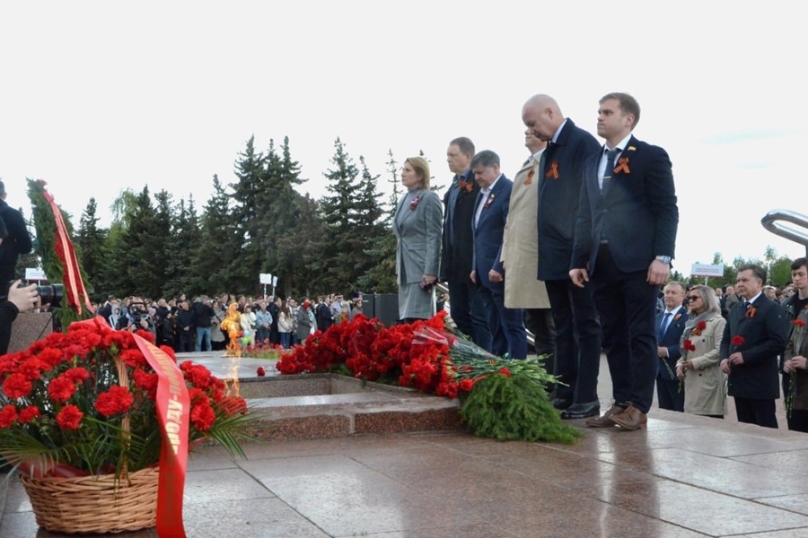 Церемония возложения цветов к Монументу Воинской Славы