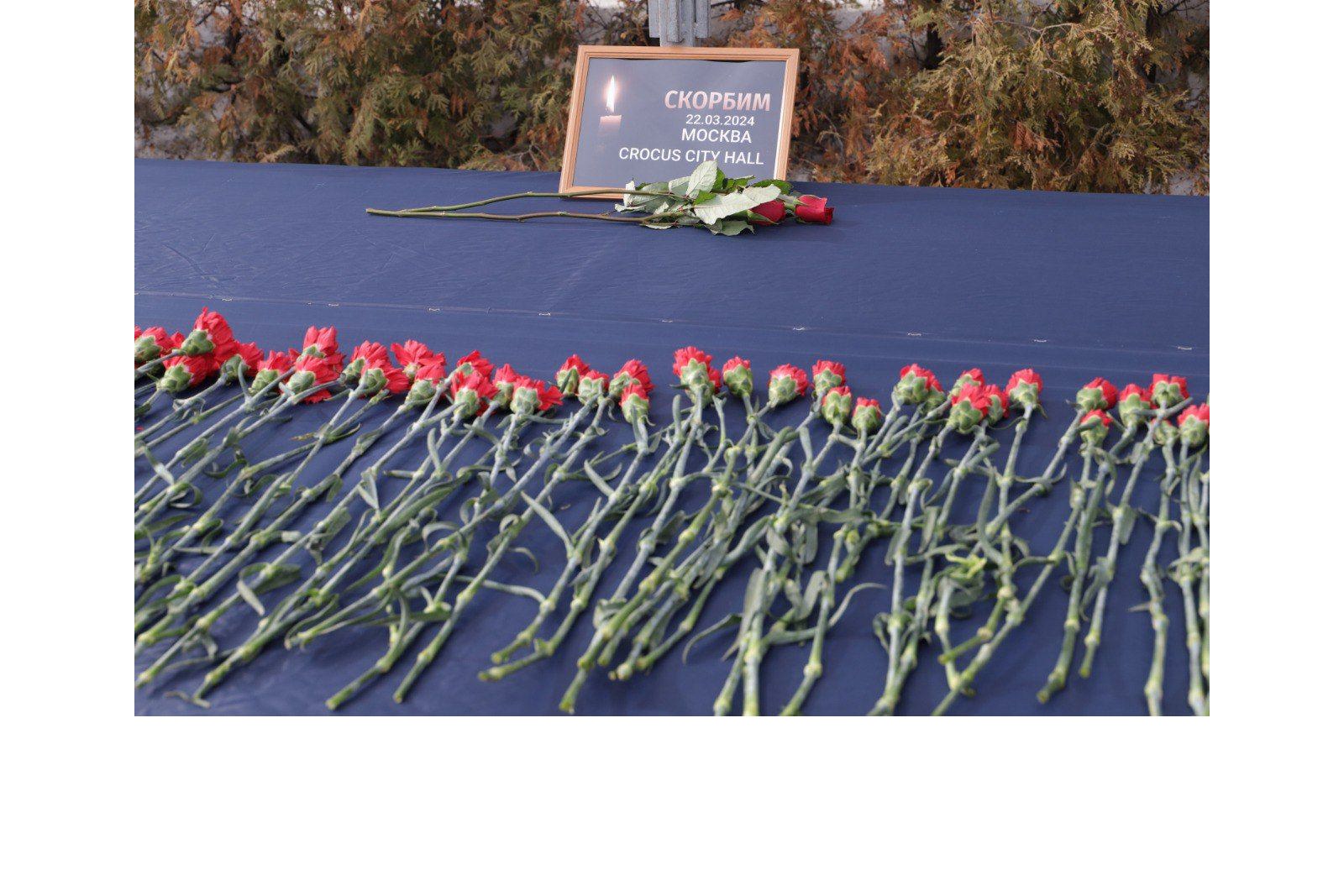 Олег Николаев возложил цветы к мемориалу погибшим при теракте в Красногорске