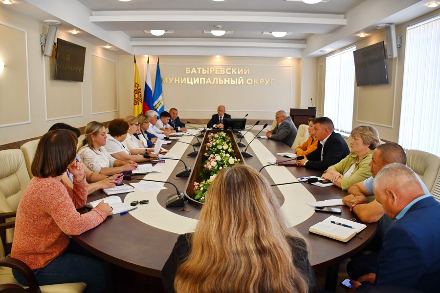 Глава Батыревского  муниципального округа   Рудольф Селиванов провел еженедельное совещание