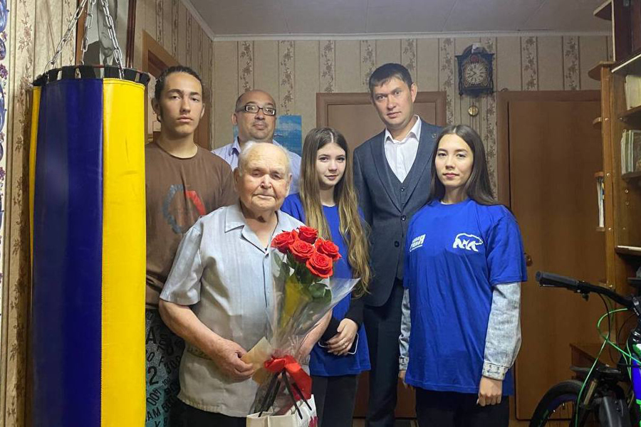 Ветерана Великой Отечественной войны поздравили с 80-летней годовщиной Прохоровского танкового сражения