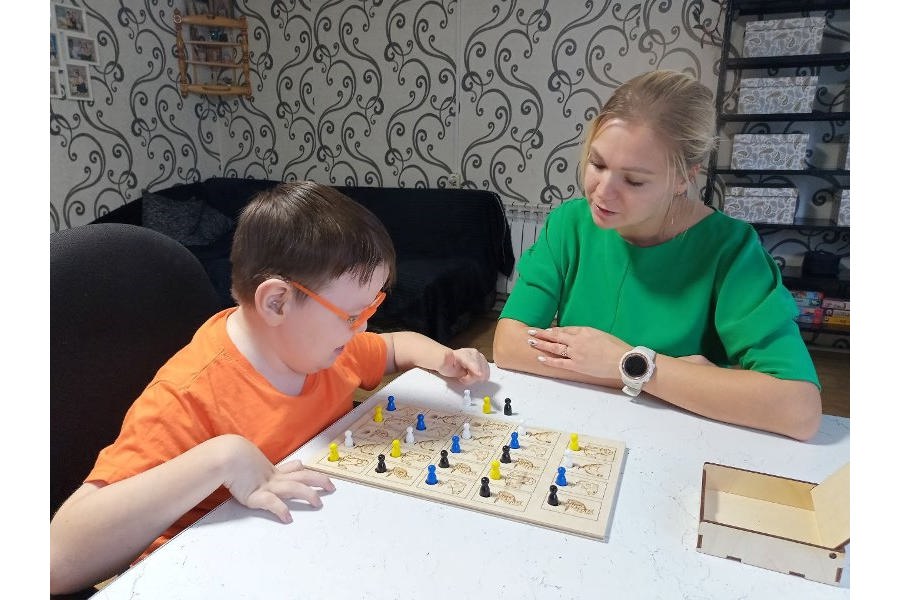 Специалисты Мариинско-Посадского центра соцобслуживания проводят с детьми - инвалидами индивидуальные занятия на дому