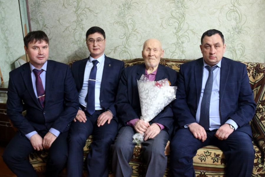 Глава округа Алексей Матросов вручил ветерану войны Николаю Алексееву юбилейную медаль в честь 80-летия Великой Победы