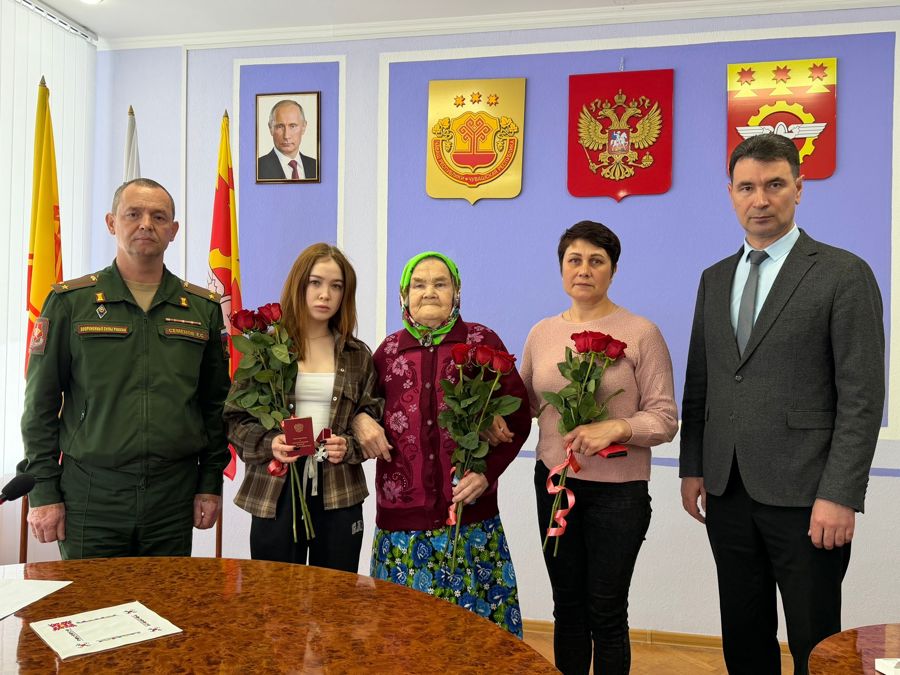 Глава Канашского муниципального округа и военный комиссар вручили Орден Мужества семье погибшего военнослужащего