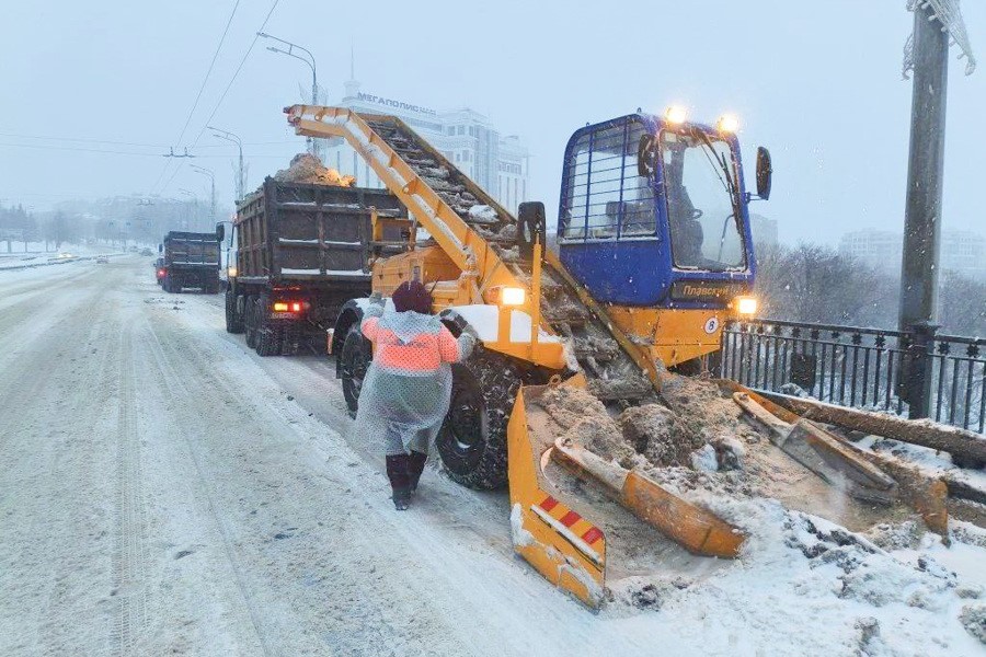 Уборка снега в Чебоксарах: задействованы все службы