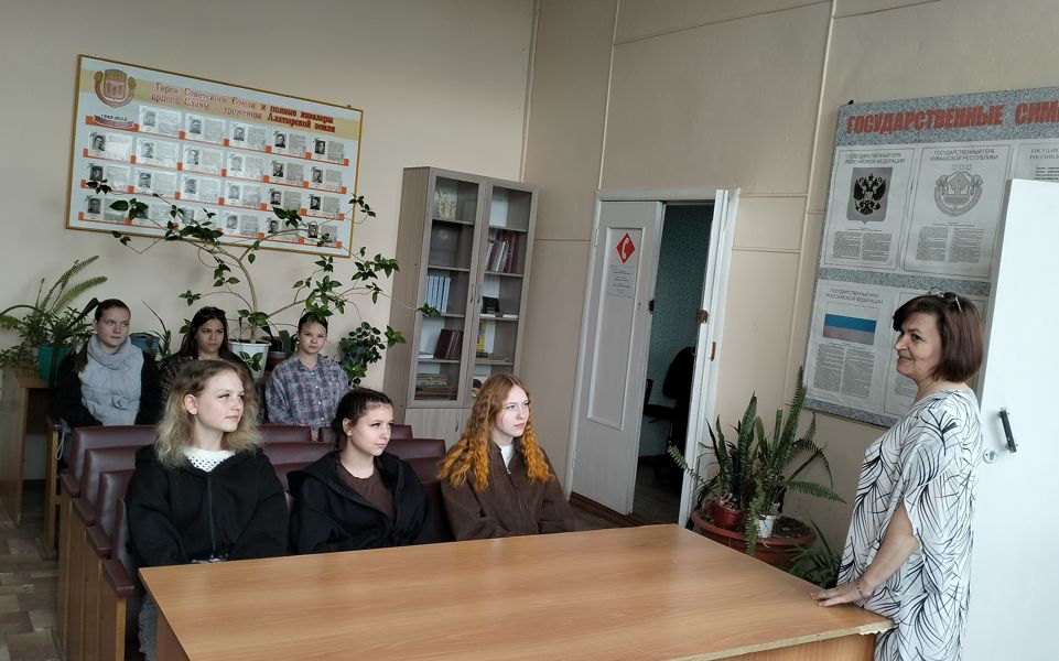 Студенты на практике в архиве