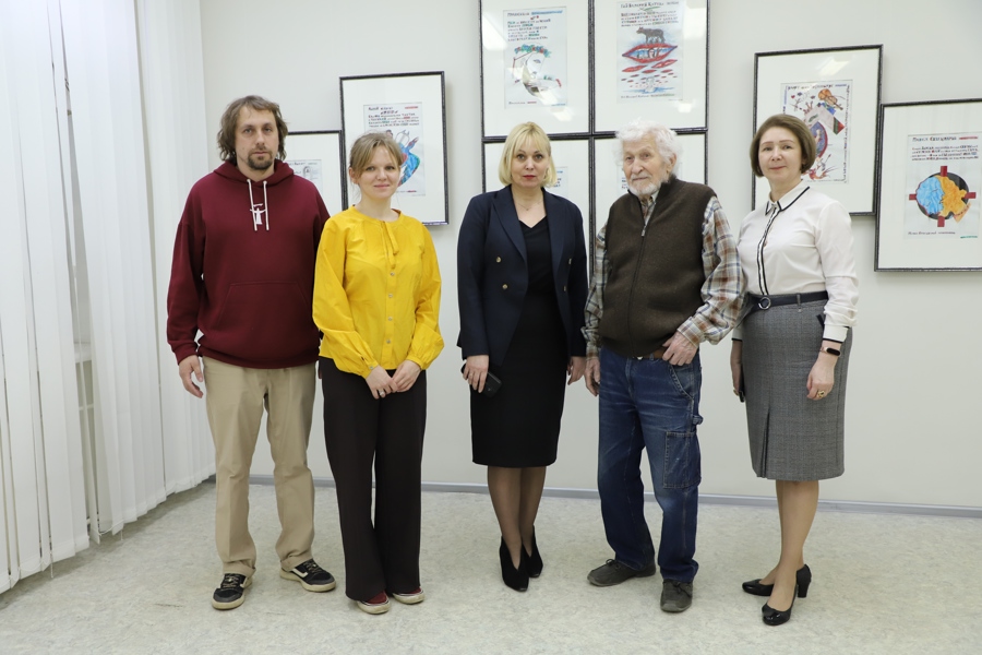Министр культуры Чувашии Светлана Каликова посетила персональную выставку Праски Витти «Любовная лирика великих поэтов»