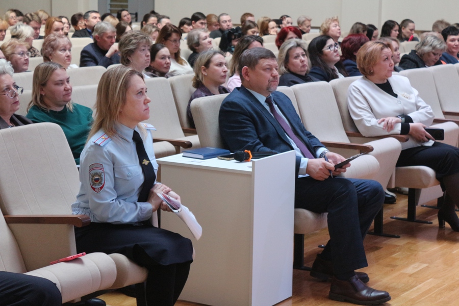 В Чебоксарах состоялось расширенное совещание «Профилактика правонарушений среди несовершеннолетних»