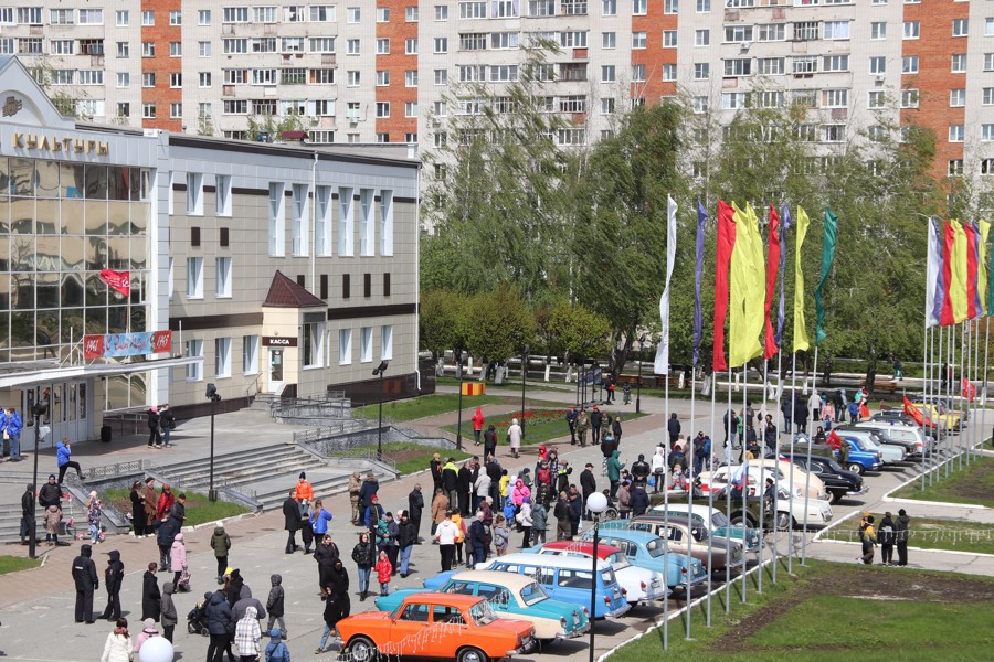 День Победы в Новочебоксарске начался с автопробега ретроавтомобилей