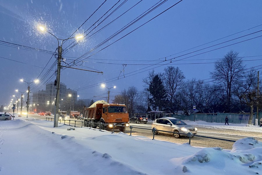 В Чебоксарах продолжается борьба с последствиями снегопада