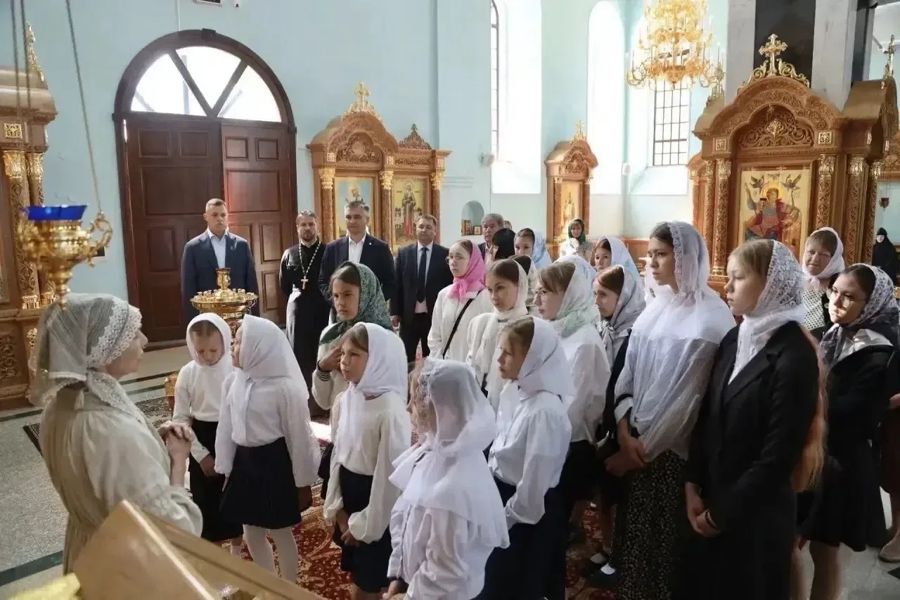 Наследие веры: как юное поколение приобщается к духовным традициям в стенах Тихвинского Богородицкого монастыря
