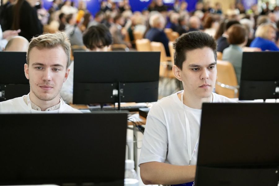 Олег Николаев ознакомился с работой Центра общественного наблюдения