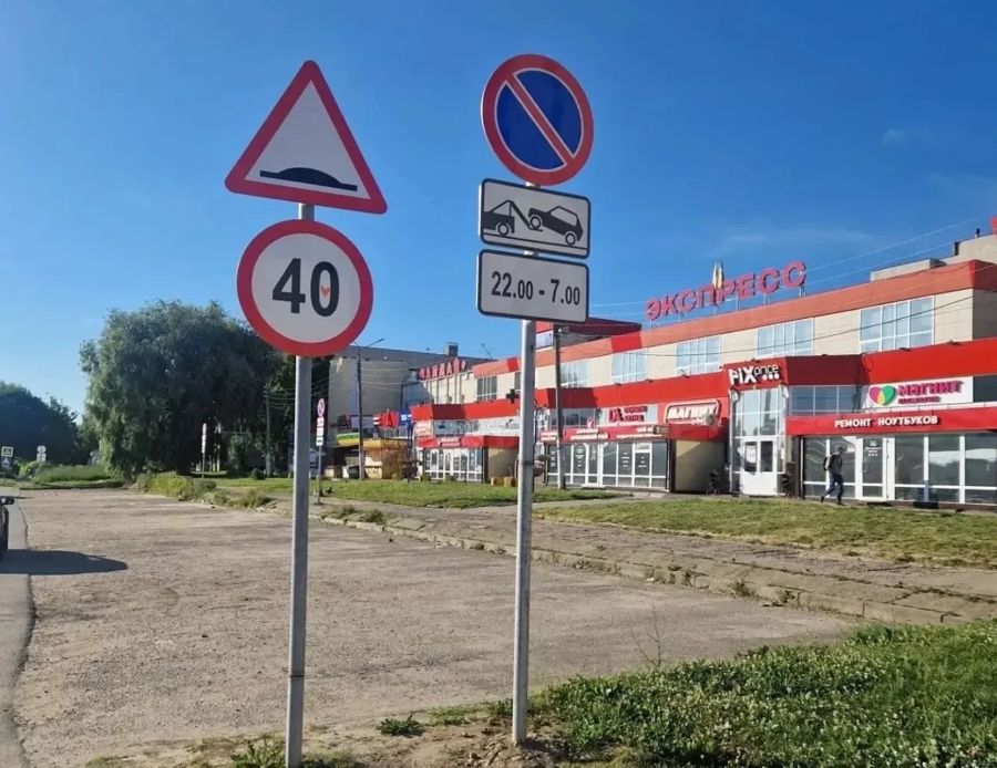 С 17 июня на парковке возле ТЦ «Экспресс» начали эвакуировать машины нарушителей
